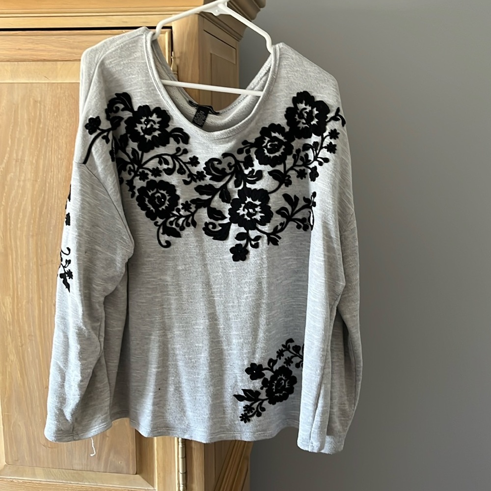 INC International Concepts Women's XXL Gray with black appliqué Top